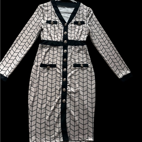 Chic Black and White Patterned Dress - Picture 3 of 6